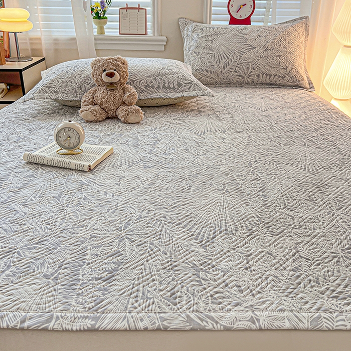 91家纺网 家纺一手货源 找家纺 忆生活家纺 2026新款A类全棉老粗布软凉席夹棉床盖可机洗 枝繁叶茂