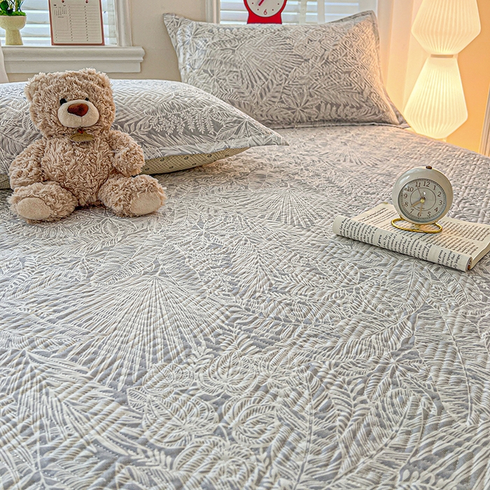 91家纺网 家纺一手货源 找家纺 忆生活家纺 2026新款A类全棉老粗布软凉席夹棉床盖可机洗 枝繁叶茂