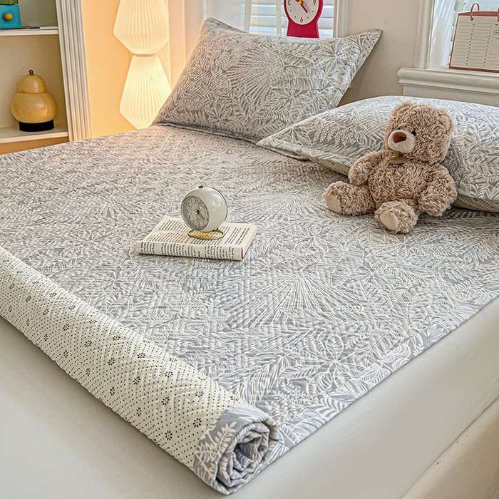 91家纺网 家纺一手货源 找家纺 忆生活家纺 2026新款A类全棉老粗布软凉席夹棉床盖可机洗 枝繁叶茂