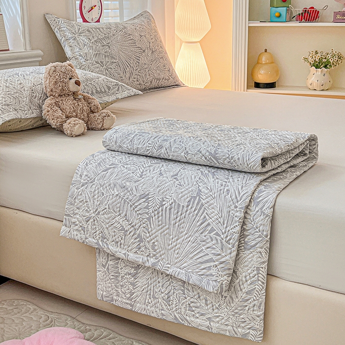 91家纺网 家纺一手货源 找家纺 忆生活家纺 2026新款A类全棉老粗布软凉席夹棉床盖可机洗 枝繁叶茂