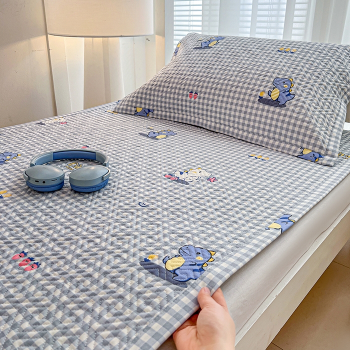 忆生活家纺 2026新款学生床全棉老粗布软凉席夹棉床盖 蓝格龙宝