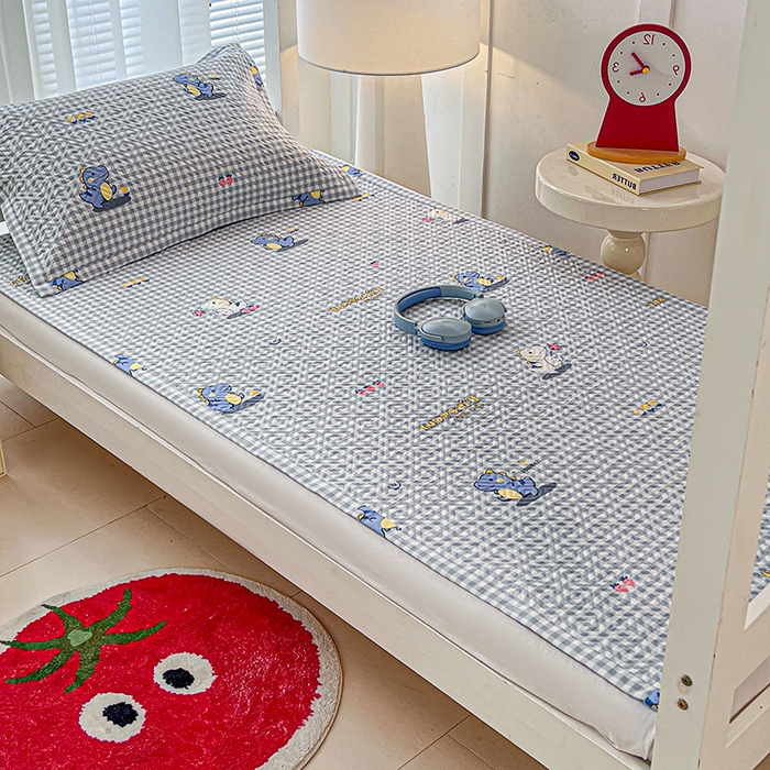 91家纺网 家纺一手货源 找家纺 忆生活家纺 2026新款学生床全棉老粗布软凉席夹棉床盖 蓝格龙宝