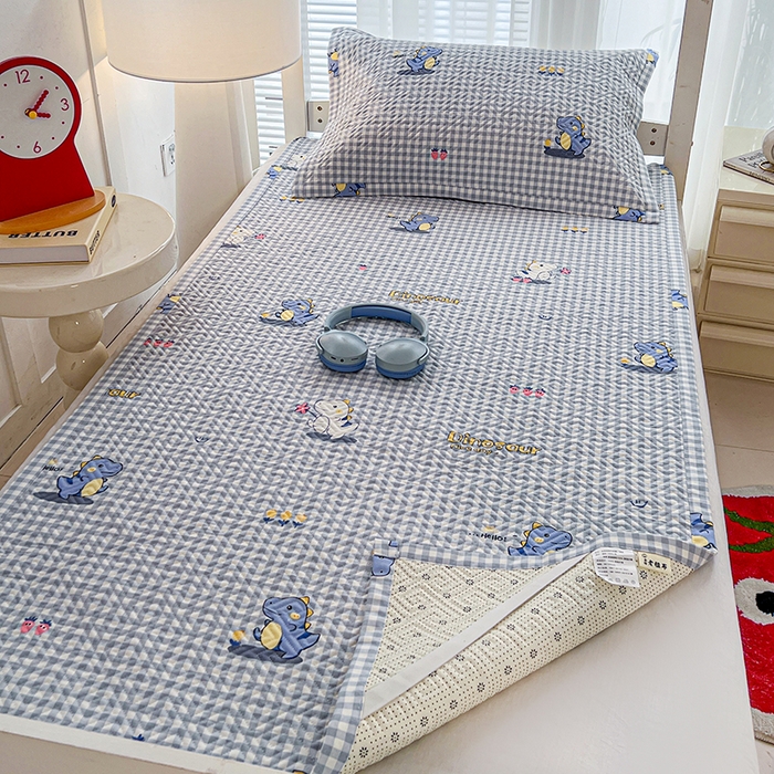 91家纺网 家纺一手货源 找家纺 忆生活家纺 2026新款学生床全棉老粗布软凉席夹棉床盖 蓝格龙宝