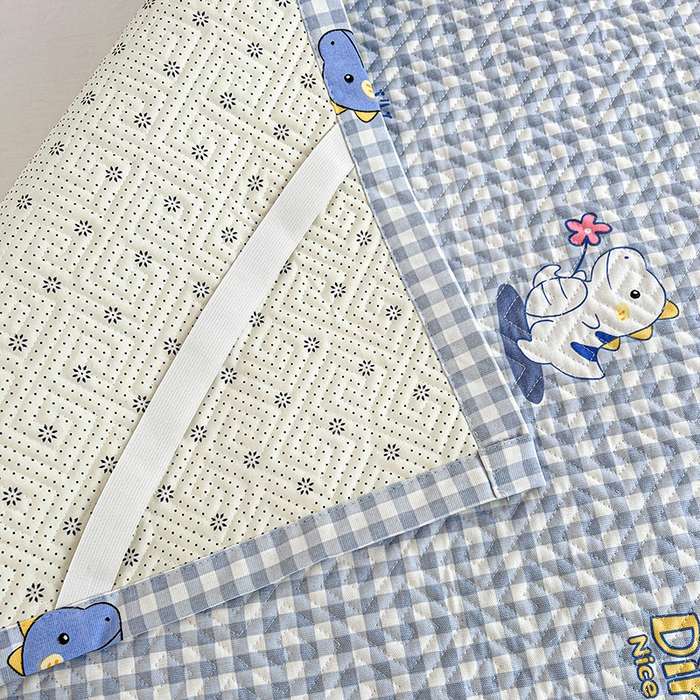 91家纺网 家纺一手货源 找家纺 忆生活家纺 2026新款学生床全棉老粗布软凉席夹棉床盖 蓝格龙宝