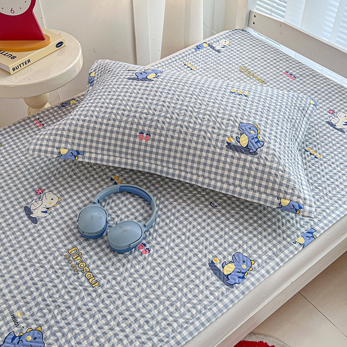 91家纺网 家纺一手货源 找家纺 忆生活家纺 2026新款学生床全棉老粗布软凉席夹棉床盖 蓝格龙宝