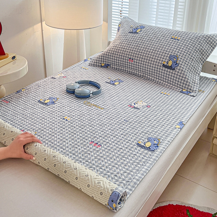 91家纺网 家纺一手货源 找家纺 忆生活家纺 2026新款学生床全棉老粗布软凉席夹棉床盖 蓝格龙宝