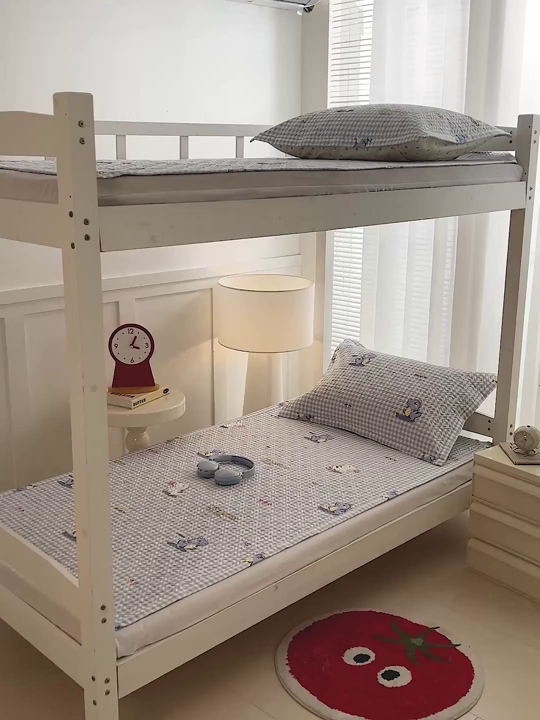 91家纺网 家纺一手货源 找家纺 忆生活家纺 2026新款学生床全棉老粗布软凉席夹棉床盖 蓝格龙宝