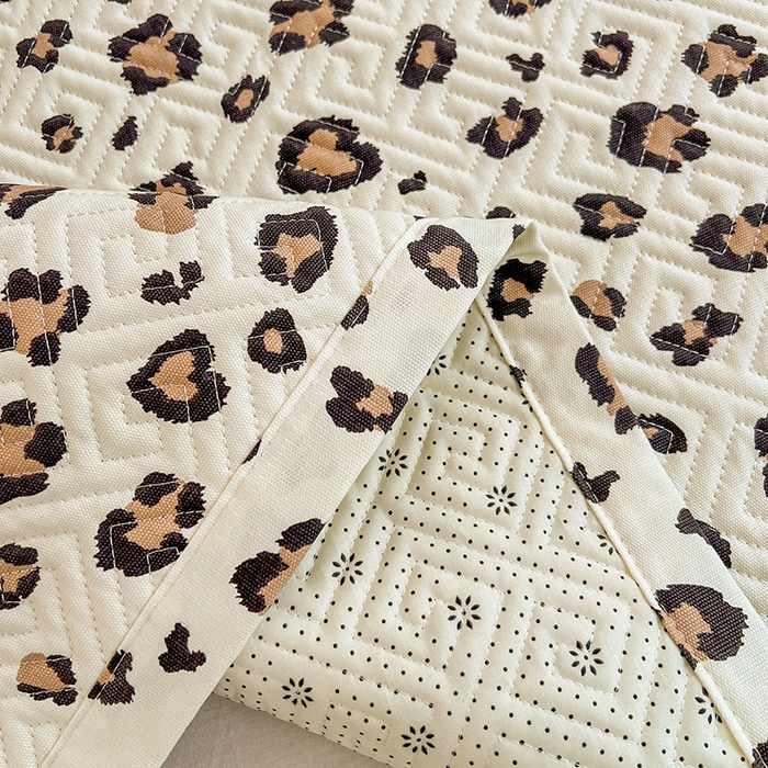 91家纺网 家纺一手货源 找家纺 忆生活家纺 2026新款学生床全棉老粗布软凉席夹棉床盖 豹纹