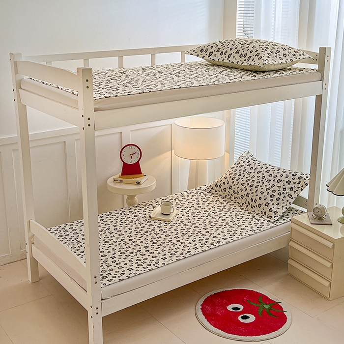 91家纺网 家纺一手货源 找家纺 忆生活家纺 2026新款学生床全棉老粗布软凉席夹棉床盖 豹纹