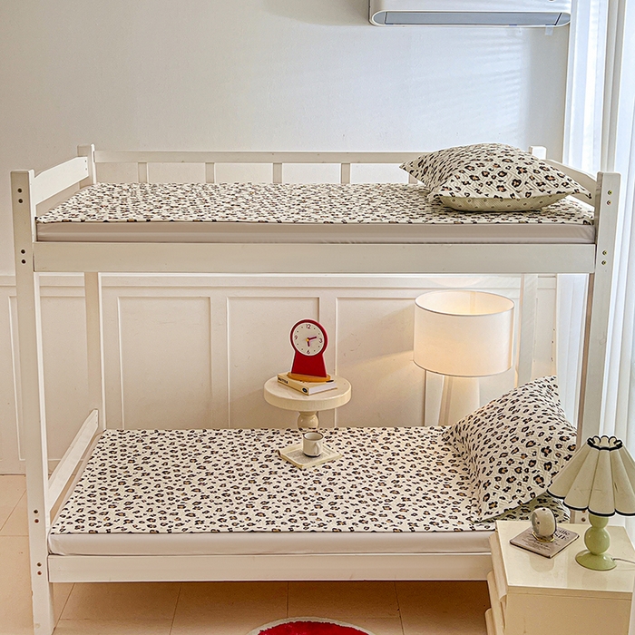 91家纺网 家纺一手货源 找家纺 忆生活家纺 2026新款学生床全棉老粗布软凉席夹棉床盖 豹纹