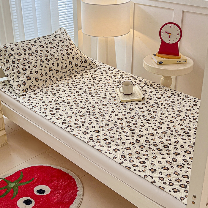 91家纺网 家纺一手货源 找家纺 忆生活家纺 2026新款学生床全棉老粗布软凉席夹棉床盖 豹纹