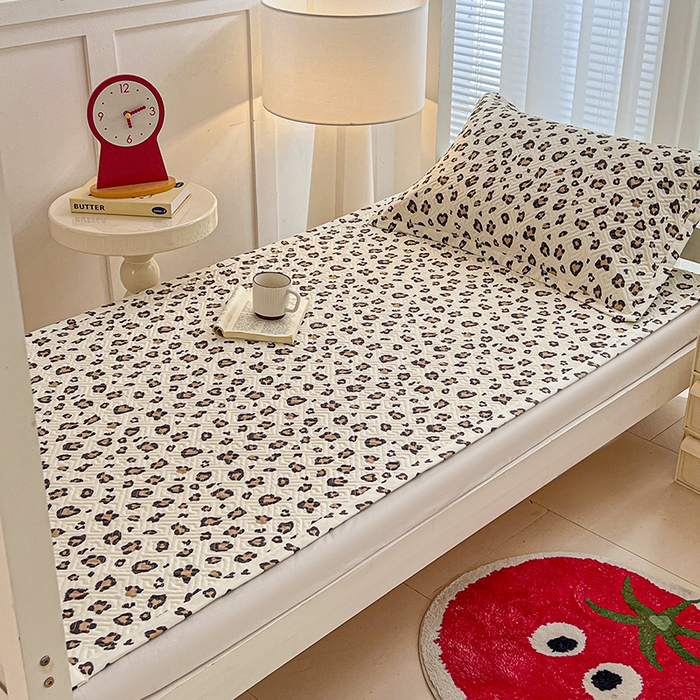 91家纺网 家纺一手货源 找家纺 忆生活家纺 2026新款学生床全棉老粗布软凉席夹棉床盖 豹纹