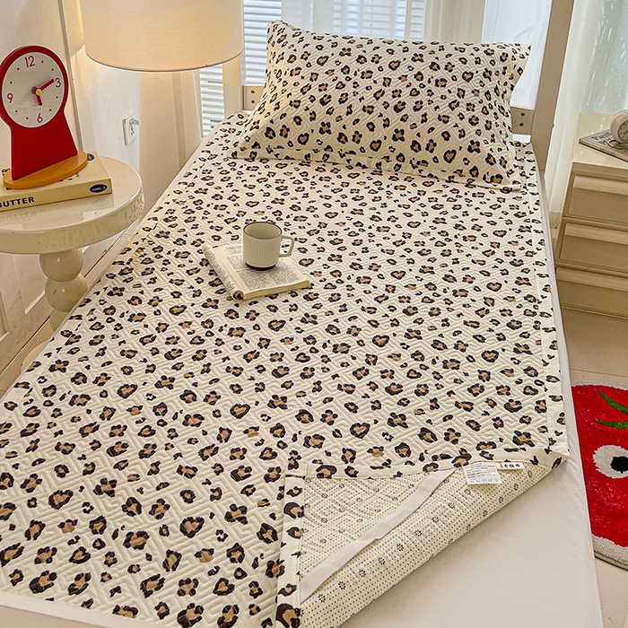 91家纺网 家纺一手货源 找家纺 忆生活家纺 2026新款学生床全棉老粗布软凉席夹棉床盖 豹纹