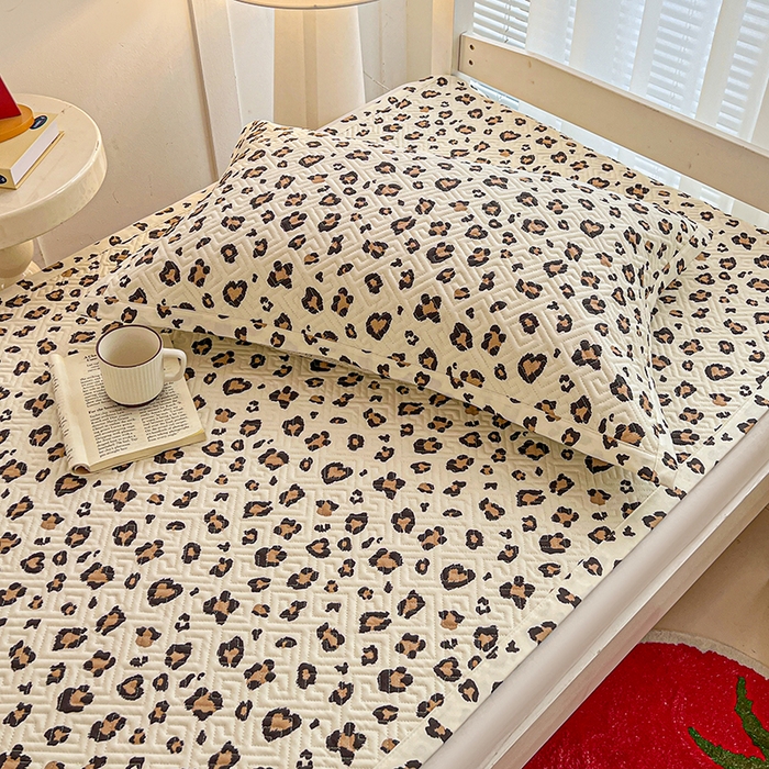 91家纺网 家纺一手货源 找家纺 忆生活家纺 2026新款学生床全棉老粗布软凉席夹棉床盖 豹纹