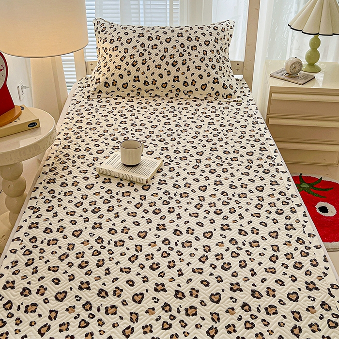 91家纺网 家纺一手货源 找家纺 忆生活家纺 2026新款学生床全棉老粗布软凉席夹棉床盖 豹纹