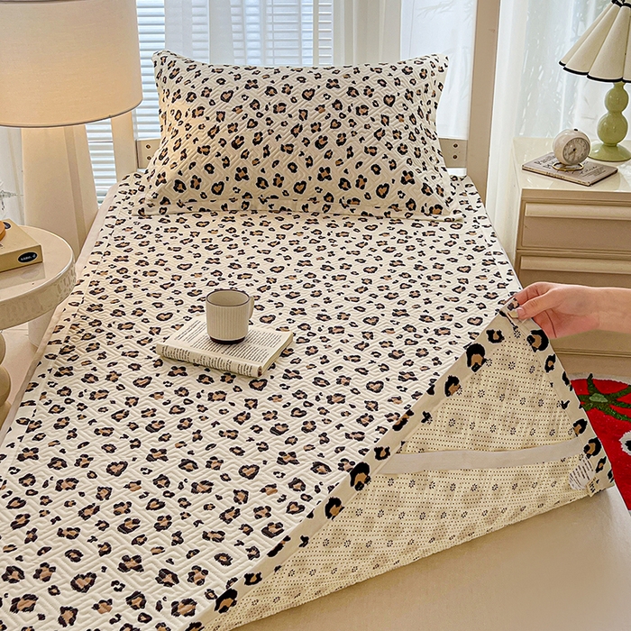 91家纺网 家纺一手货源 找家纺 忆生活家纺 2026新款学生床全棉老粗布软凉席夹棉床盖 豹纹