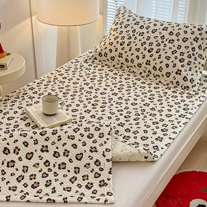 91家纺网 家纺一手货源 找家纺 忆生活家纺 2026新款学生床全棉老粗布软凉席夹棉床盖 豹纹