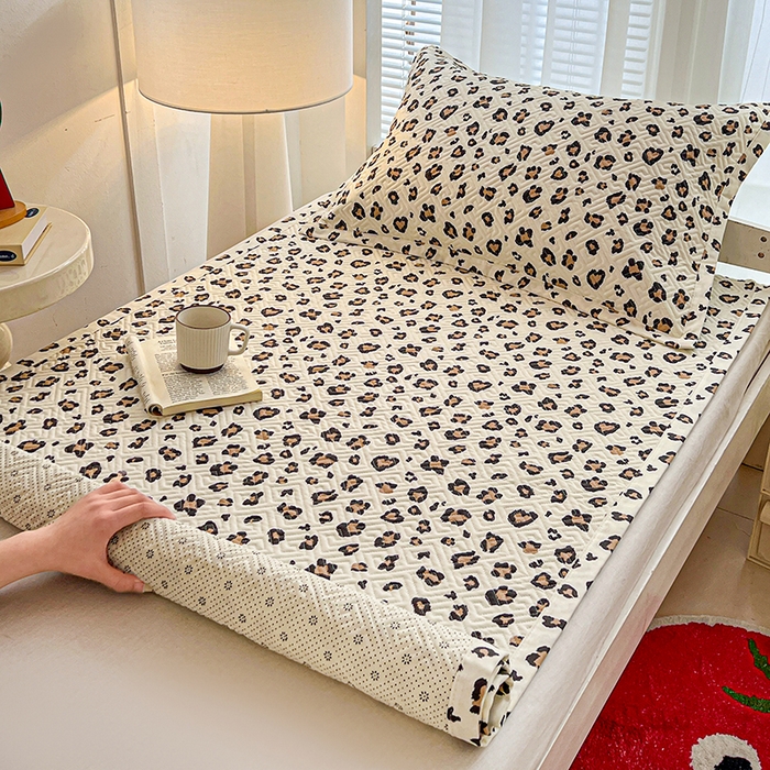 91家纺网 家纺一手货源 找家纺 忆生活家纺 2026新款学生床全棉老粗布软凉席夹棉床盖 豹纹