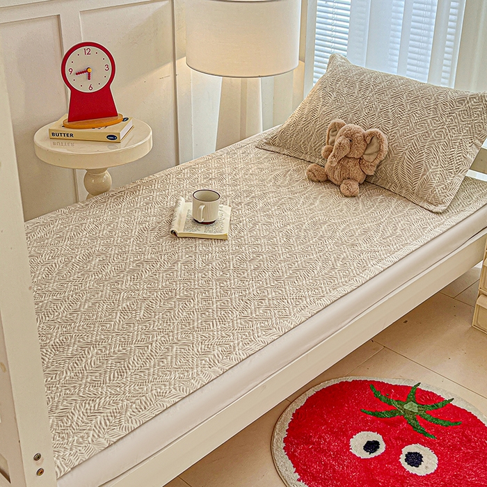 91家纺网 家纺一手货源 找家纺 忆生活家纺 2026新款学生床全棉老粗布软凉席夹棉床盖 海草