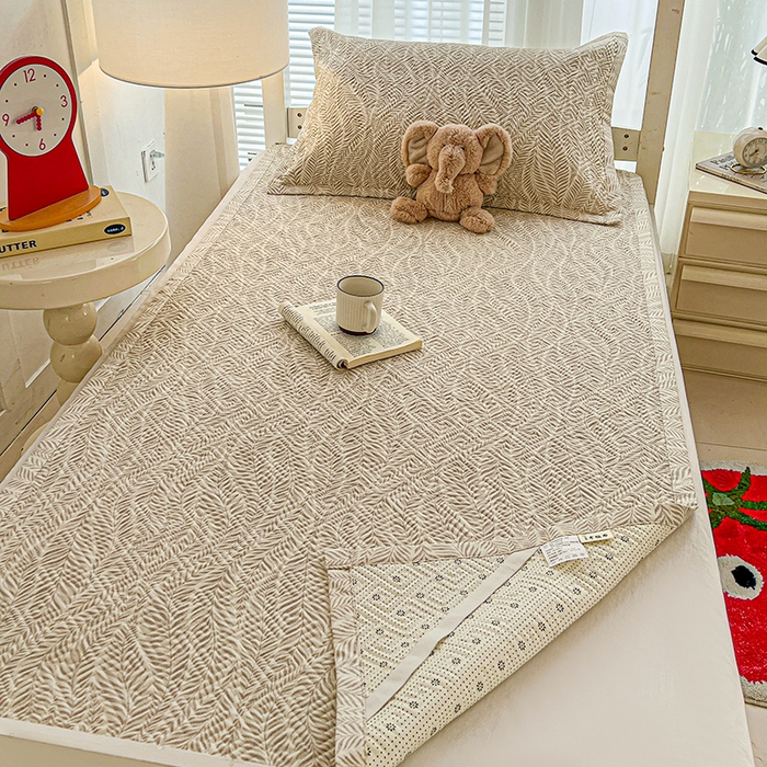 91家纺网 家纺一手货源 找家纺 忆生活家纺 2026新款学生床全棉老粗布软凉席夹棉床盖 海草