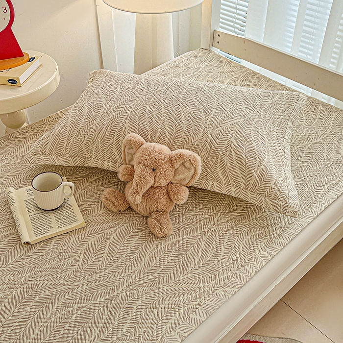 91家纺网 家纺一手货源 找家纺 忆生活家纺 2026新款学生床全棉老粗布软凉席夹棉床盖 海草