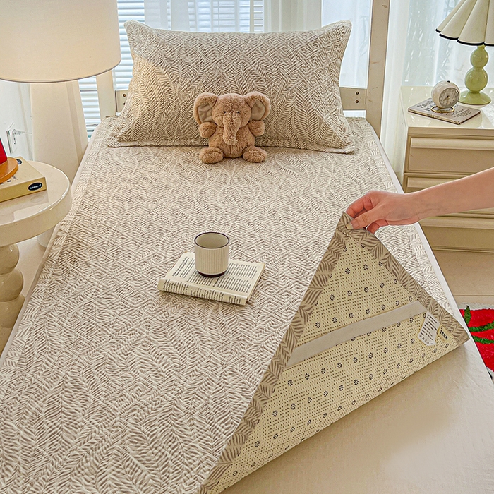 91家纺网 家纺一手货源 找家纺 忆生活家纺 2026新款学生床全棉老粗布软凉席夹棉床盖 海草