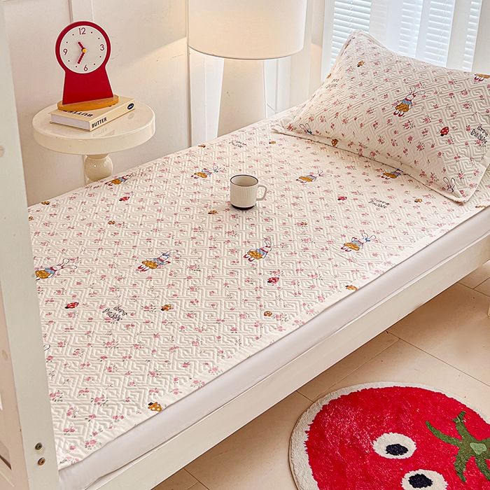 91家纺网 家纺一手货源 找家纺 忆生活家纺 2026新款学生床全棉老粗布软凉席夹棉床盖 花漾小兔