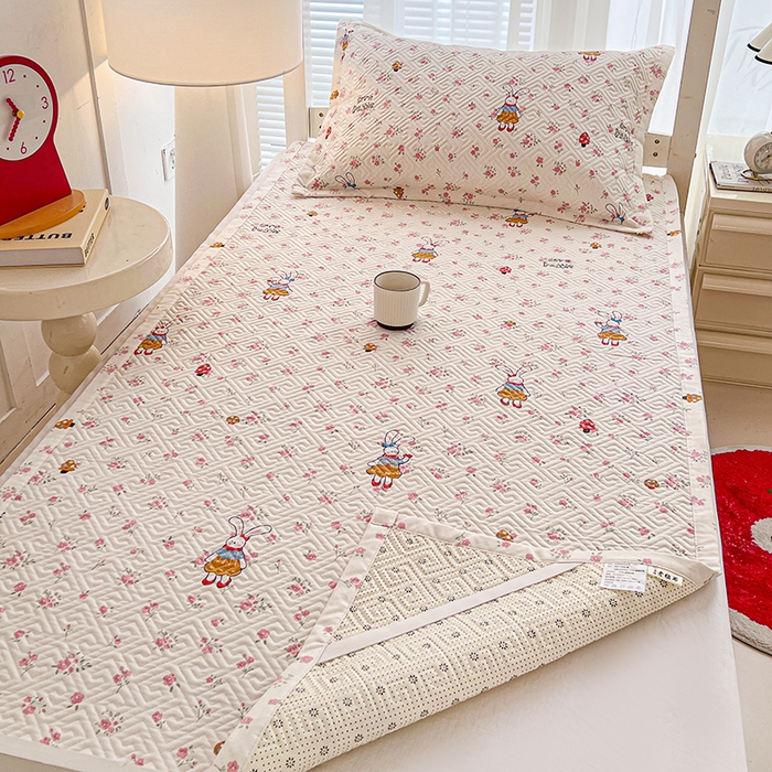 91家纺网 家纺一手货源 找家纺 忆生活家纺 2026新款学生床全棉老粗布软凉席夹棉床盖 花漾小兔