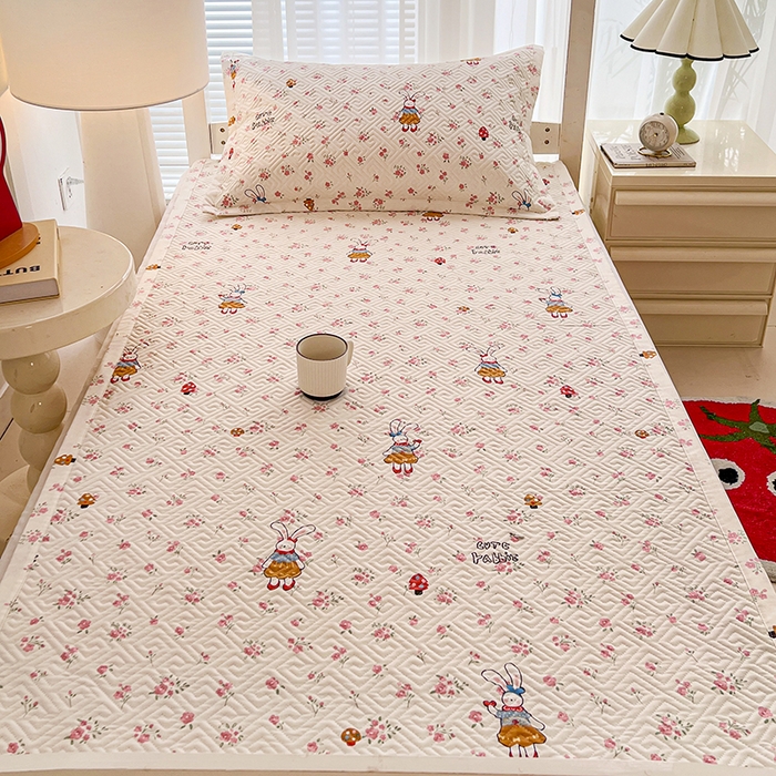 91家纺网 家纺一手货源 找家纺 忆生活家纺 2026新款学生床全棉老粗布软凉席夹棉床盖 花漾小兔