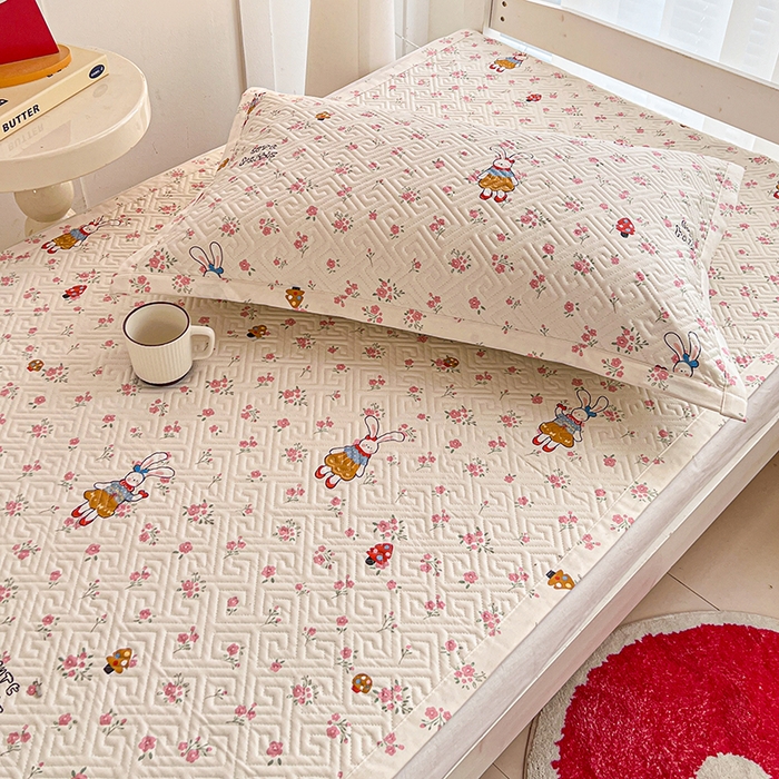 91家纺网 家纺一手货源 找家纺 忆生活家纺 2026新款学生床全棉老粗布软凉席夹棉床盖 花漾小兔