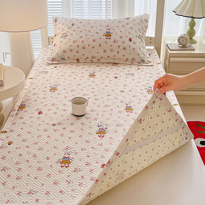 91家纺网 家纺一手货源 找家纺 忆生活家纺 2026新款学生床全棉老粗布软凉席夹棉床盖 花漾小兔