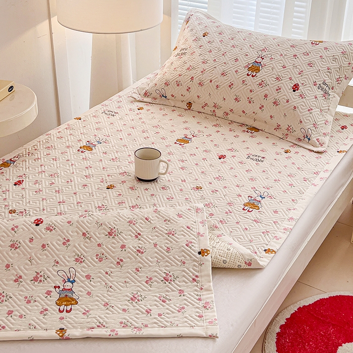 91家纺网 家纺一手货源 找家纺 忆生活家纺 2026新款学生床全棉老粗布软凉席夹棉床盖 花漾小兔