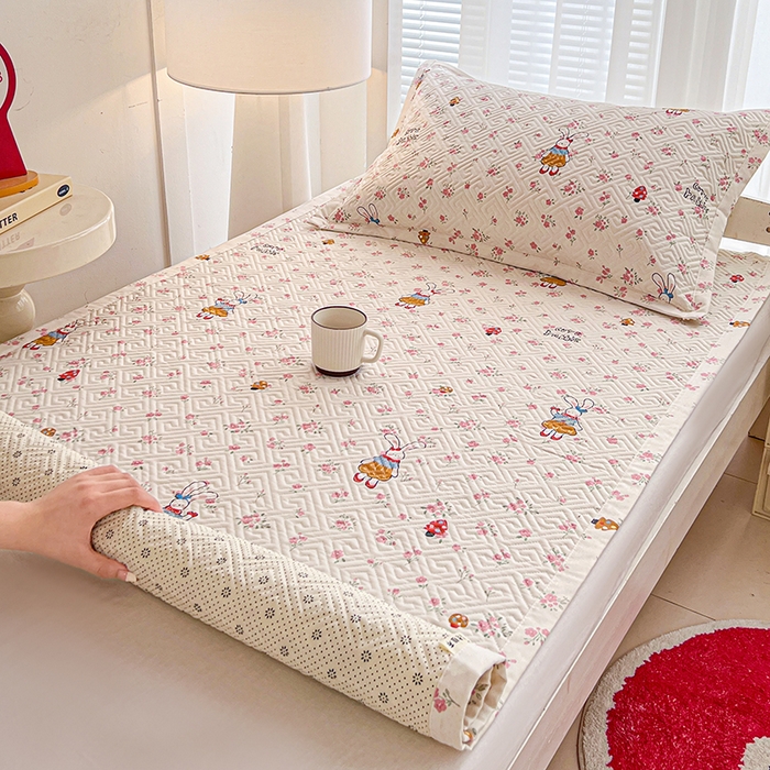 91家纺网 家纺一手货源 找家纺 忆生活家纺 2026新款学生床全棉老粗布软凉席夹棉床盖 花漾小兔