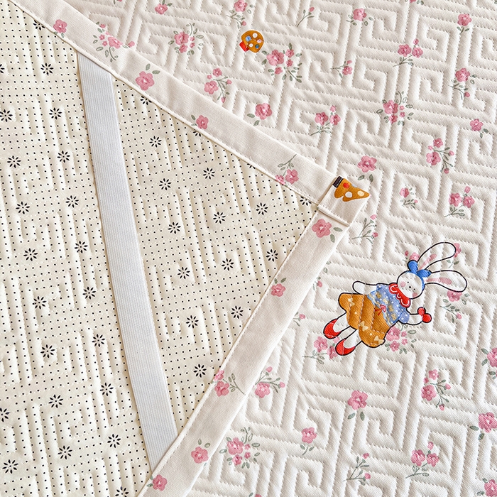 91家纺网 家纺一手货源 找家纺 忆生活家纺 2026新款学生床全棉老粗布软凉席夹棉床盖 花漾小兔