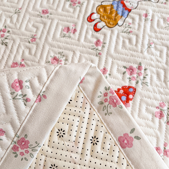 91家纺网 家纺一手货源 找家纺 忆生活家纺 2026新款学生床全棉老粗布软凉席夹棉床盖 花漾小兔