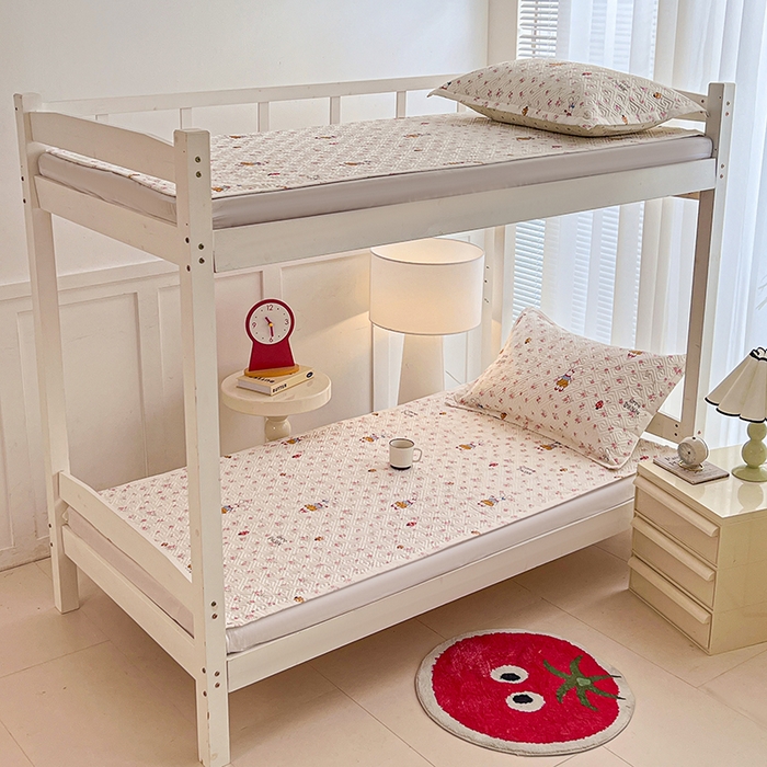 91家纺网 家纺一手货源 找家纺 忆生活家纺 2026新款学生床全棉老粗布软凉席夹棉床盖 花漾小兔