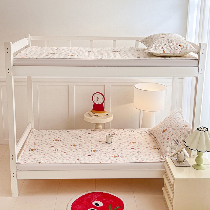 91家纺网 家纺一手货源 找家纺 忆生活家纺 2026新款学生床全棉老粗布软凉席夹棉床盖 花漾小兔