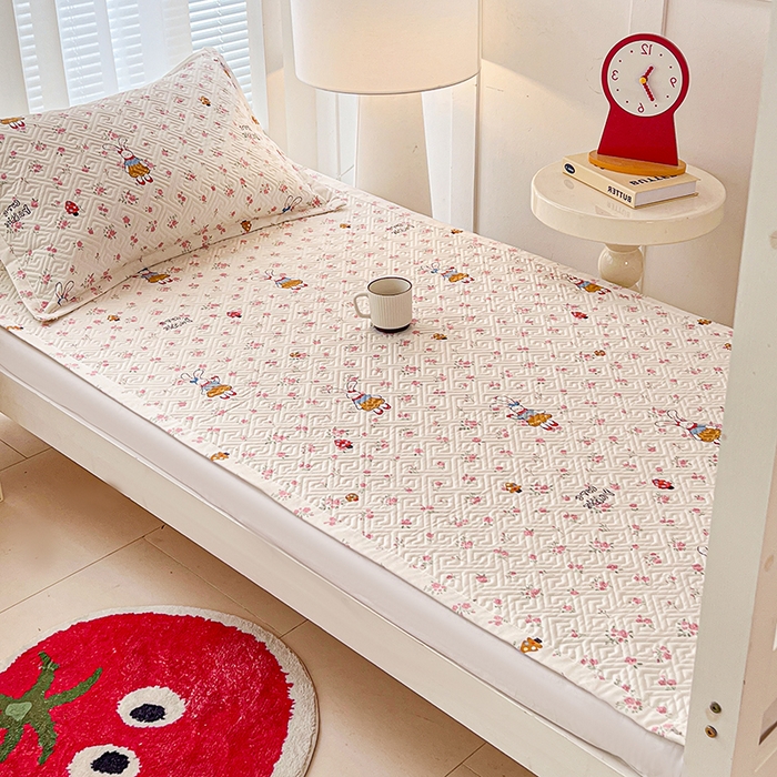 91家纺网 家纺一手货源 找家纺 忆生活家纺 2026新款学生床全棉老粗布软凉席夹棉床盖 花漾小兔