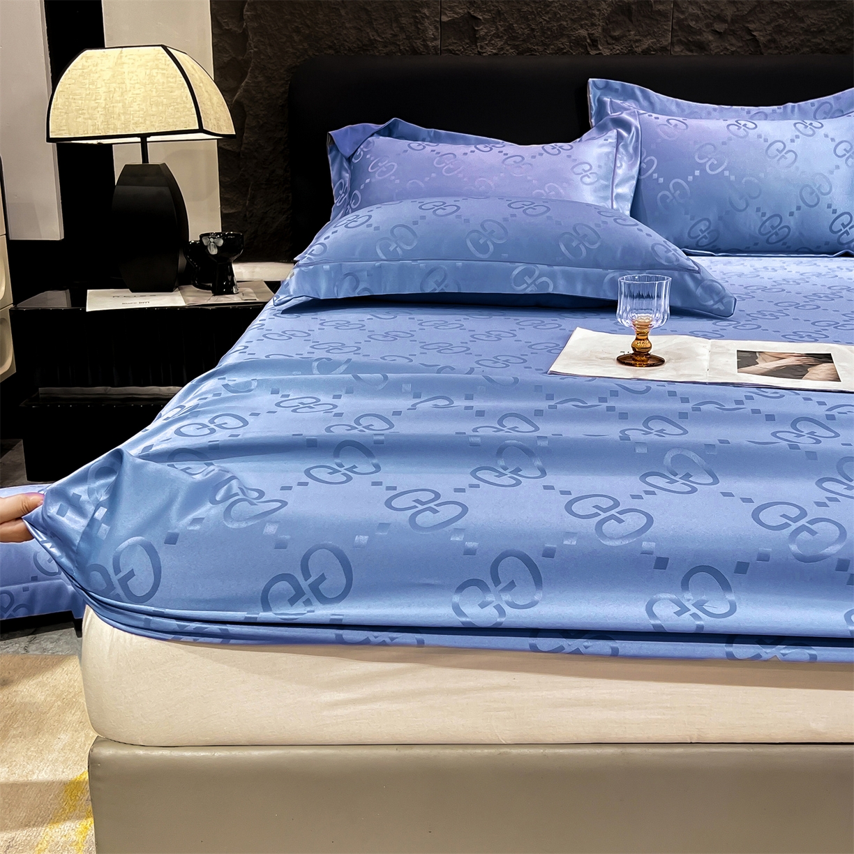 91家纺网 家纺一手货源 找家纺 经年 2026新款水洗真丝提花床笠单床笠床笠单件 洛克-宝蓝