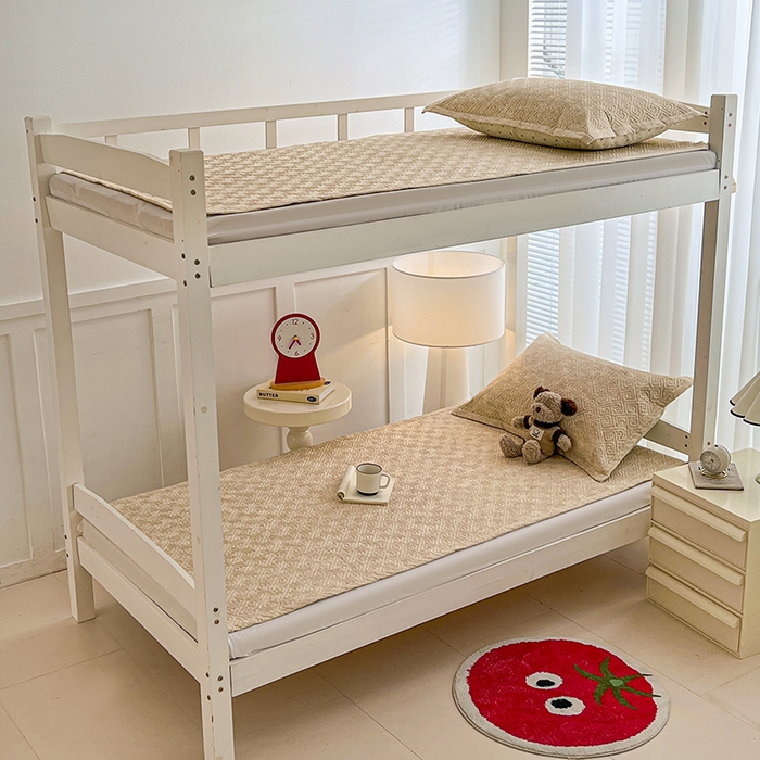 91家纺网 家纺一手货源 找家纺 忆生活家纺 2026新款学生床全棉老粗布软凉席夹棉床盖 麦浪织纹