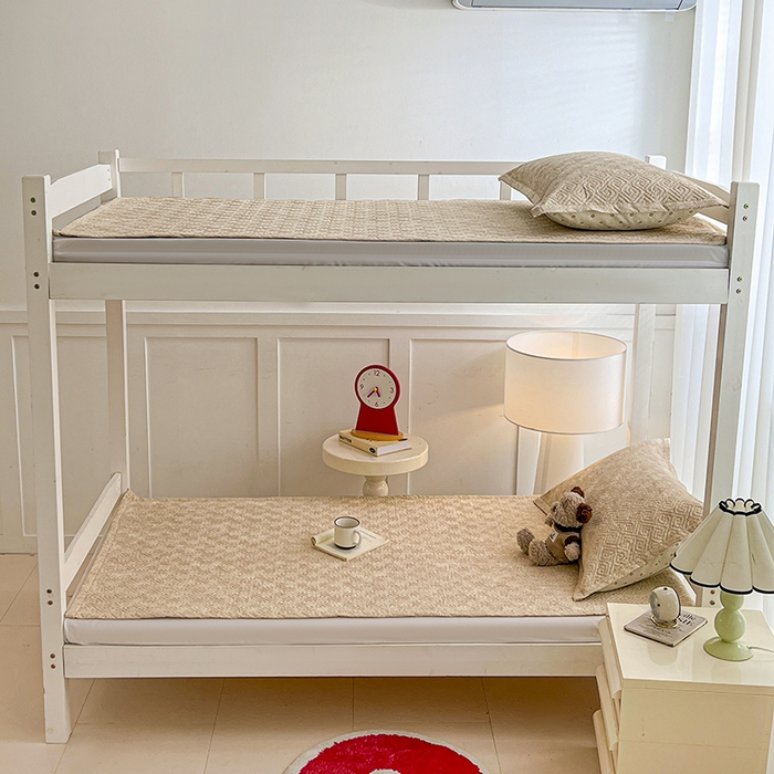 91家纺网 家纺一手货源 找家纺 忆生活家纺 2026新款学生床全棉老粗布软凉席夹棉床盖 麦浪织纹