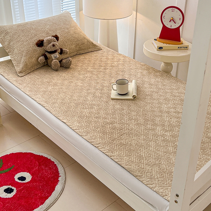 91家纺网 家纺一手货源 找家纺 忆生活家纺 2026新款学生床全棉老粗布软凉席夹棉床盖 麦浪织纹