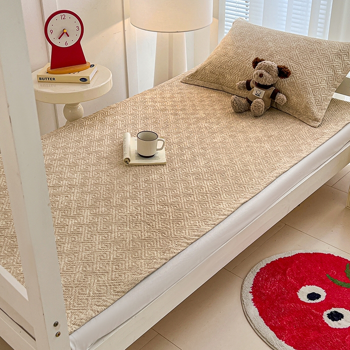 91家纺网 家纺一手货源 找家纺 忆生活家纺 2026新款学生床全棉老粗布软凉席夹棉床盖 麦浪织纹