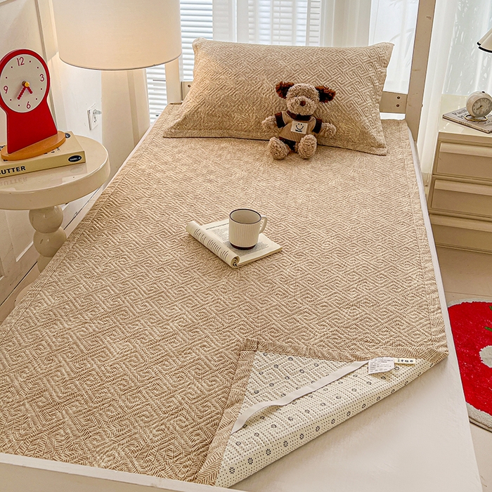 91家纺网 家纺一手货源 找家纺 忆生活家纺 2026新款学生床全棉老粗布软凉席夹棉床盖 麦浪织纹