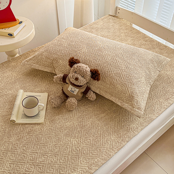 91家纺网 家纺一手货源 找家纺 忆生活家纺 2026新款学生床全棉老粗布软凉席夹棉床盖 麦浪织纹