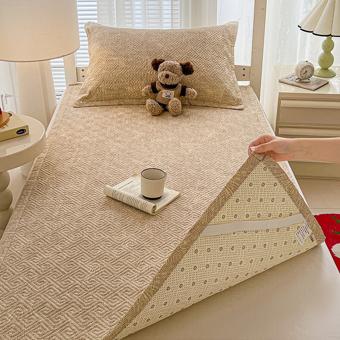 91家纺网 家纺一手货源 找家纺 忆生活家纺 2026新款学生床全棉老粗布软凉席夹棉床盖 麦浪织纹