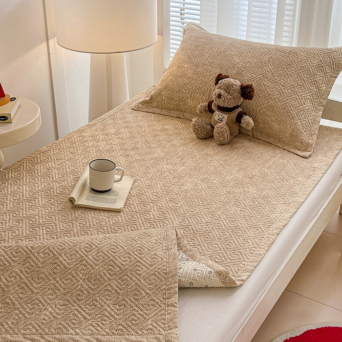 91家纺网 家纺一手货源 找家纺 忆生活家纺 2026新款学生床全棉老粗布软凉席夹棉床盖 麦浪织纹