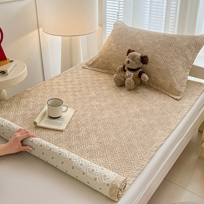 91家纺网 家纺一手货源 找家纺 忆生活家纺 2026新款学生床全棉老粗布软凉席夹棉床盖 麦浪织纹