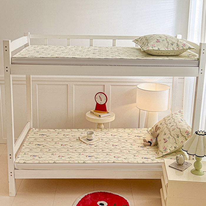 91家纺网 家纺一手货源 找家纺 忆生活家纺 2026新款学生床全棉老粗布软凉席夹棉床盖 藤蔓兔