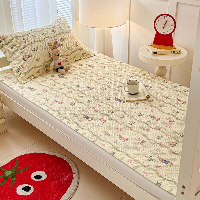 91家纺网 家纺一手货源 找家纺 忆生活家纺 2026新款学生床全棉老粗布软凉席夹棉床盖 藤蔓兔